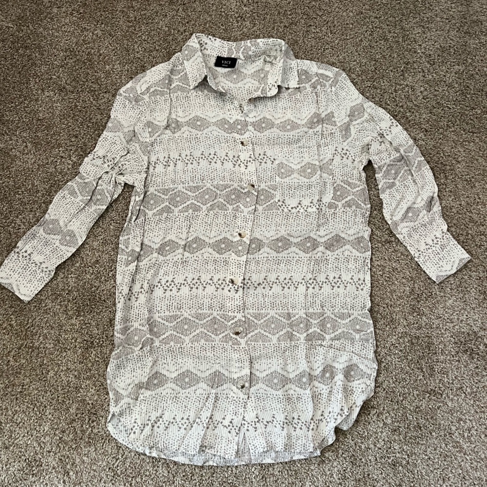 Vici Textured Gray and White Button Dress